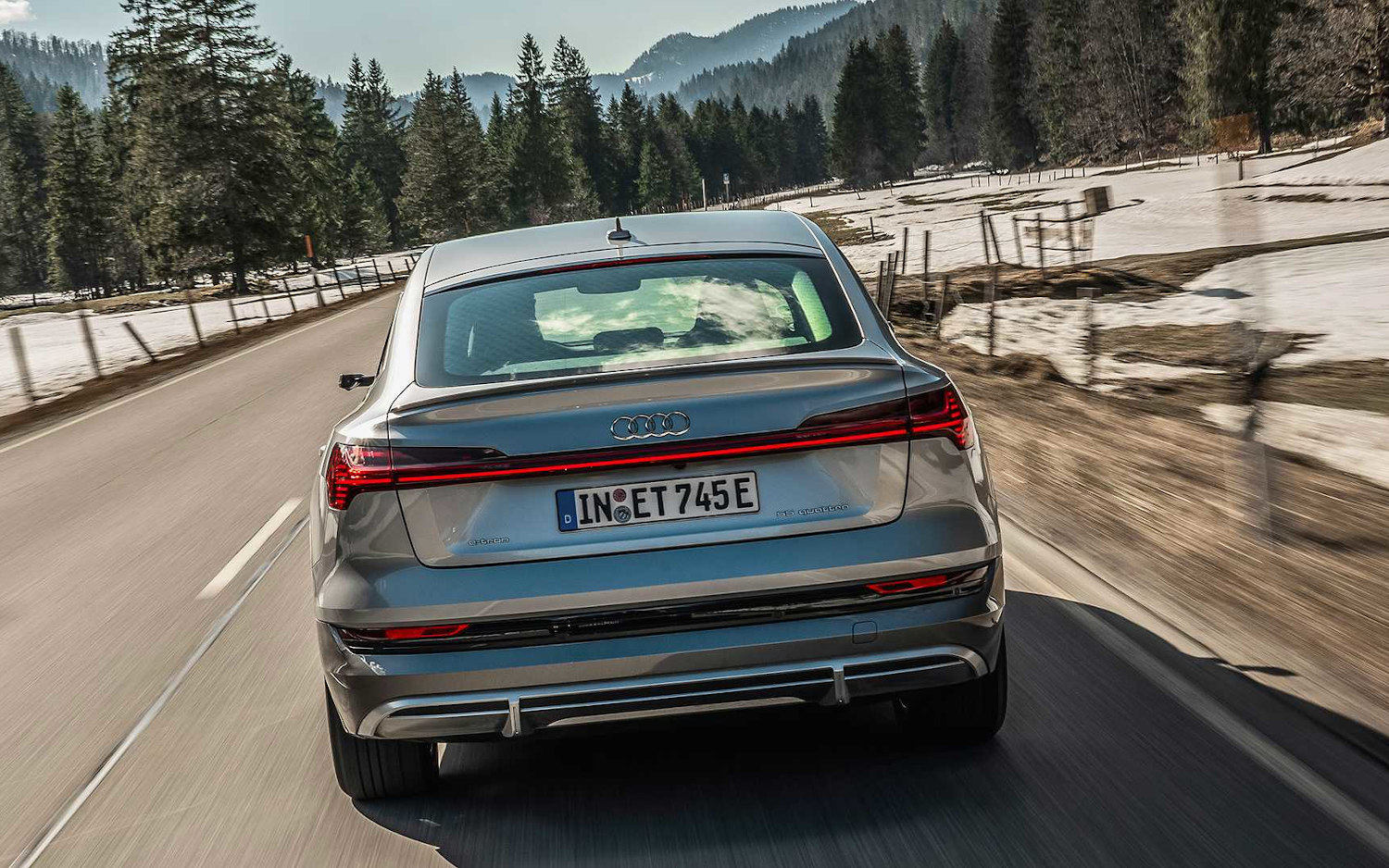 Comparison Urus 2020 vs Audi etron Sportback 2020